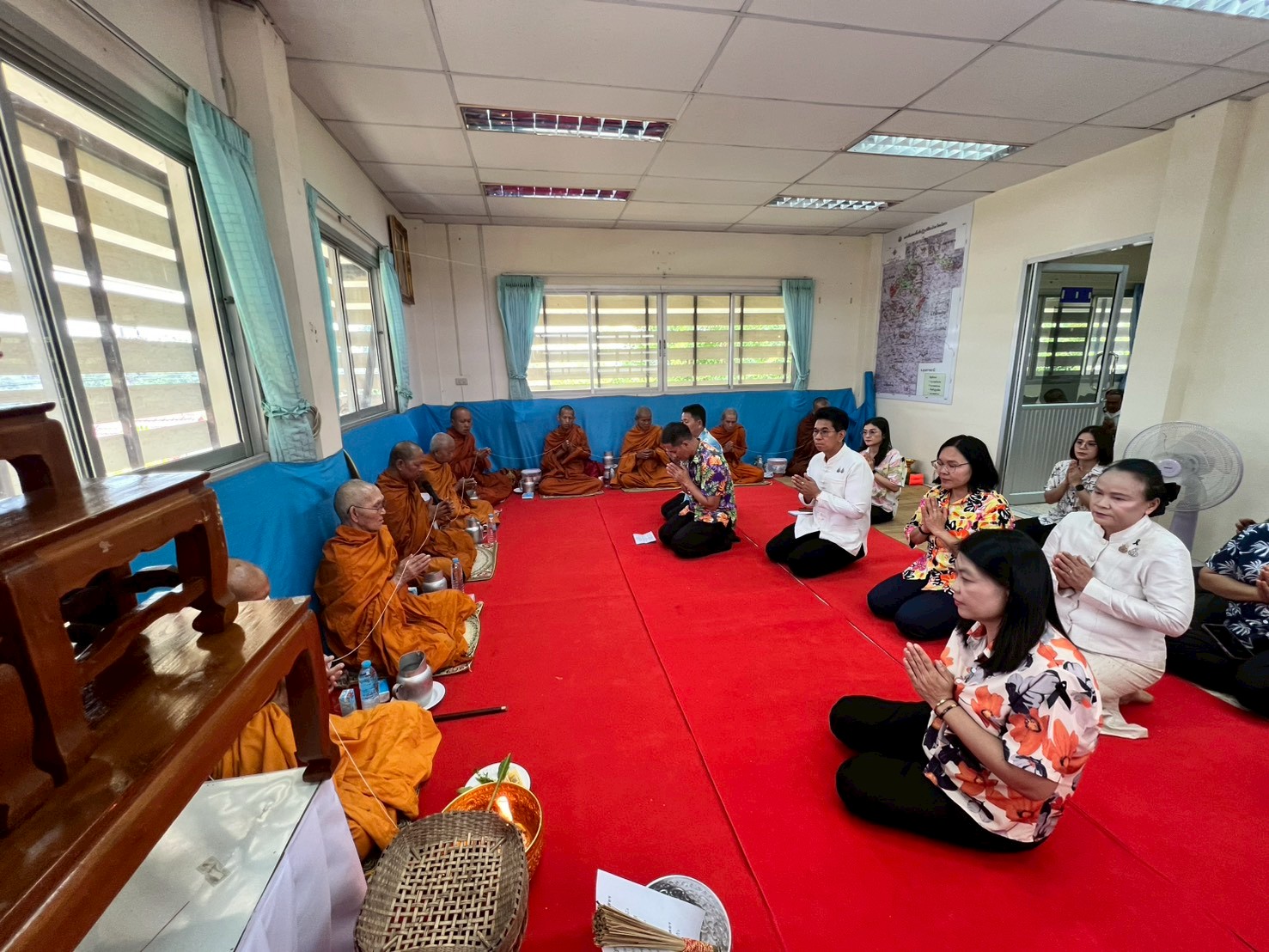 title - ส.ป.ก. ยโสธร จัดพิธีเจริญพระพุทธมนต์ทำบุญถวายภัตตาหารเพลแด่พระสงฆ์ พิธีสักการะศาลเจ้าที่และสิ่งศักดิ์สิทธิ์ประจำสำนักงาน เนื่องในเทศกาลวันขึ้นปีใหม่ไทย